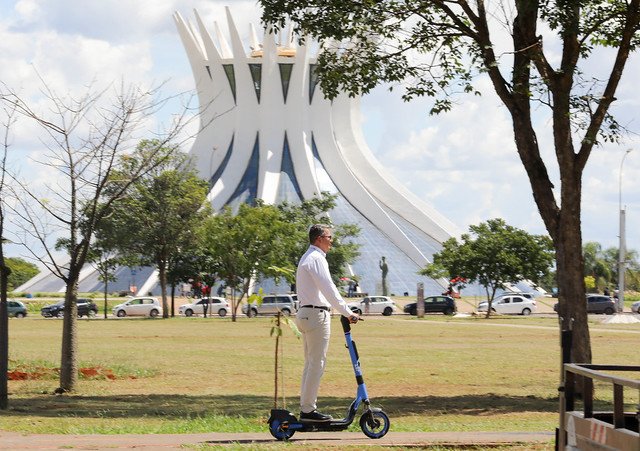18/02/2025 - Patinetes elétricas compartilhadas são sucesso no DF; veja como circular de forma segura