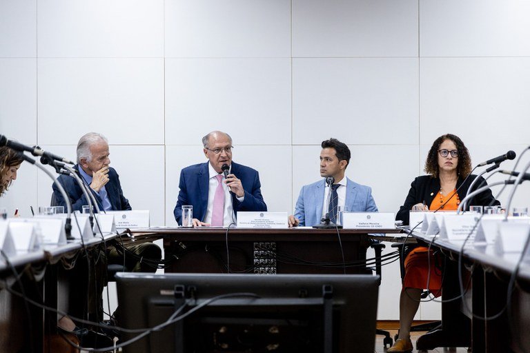 Alckmin celebra crescimento da produção industrial em 2024 Alckmin celebra crescimento da produção industrial em 2024