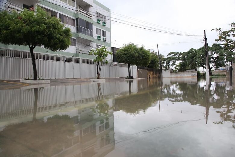 Transbordamento do Canal do Fragoso gera transtornos a moradores de Jardim Atlântico | Foto: Davi de Queiroz/Folha de Pernambuco