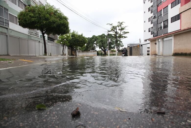 Transbordamento do Canal do Fragoso gera transtornos a moradores de Jardim Atlântico | Foto: Davi de Queiroz/Folha de Pernambuco