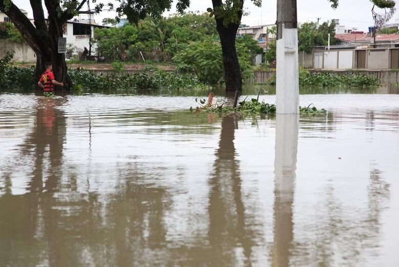 Transbordamento do Canal do Fragoso gera transtornos a moradores de Jardim Atlântico | Foto: Davi de Queiroz/Folha de Pernambuco