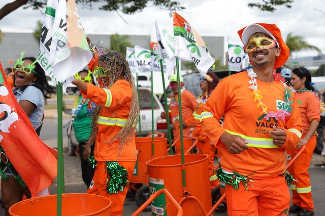 01/03/2025 - Em dia de folga, garis caem na folia no bloco Vassourinhas de Brasília