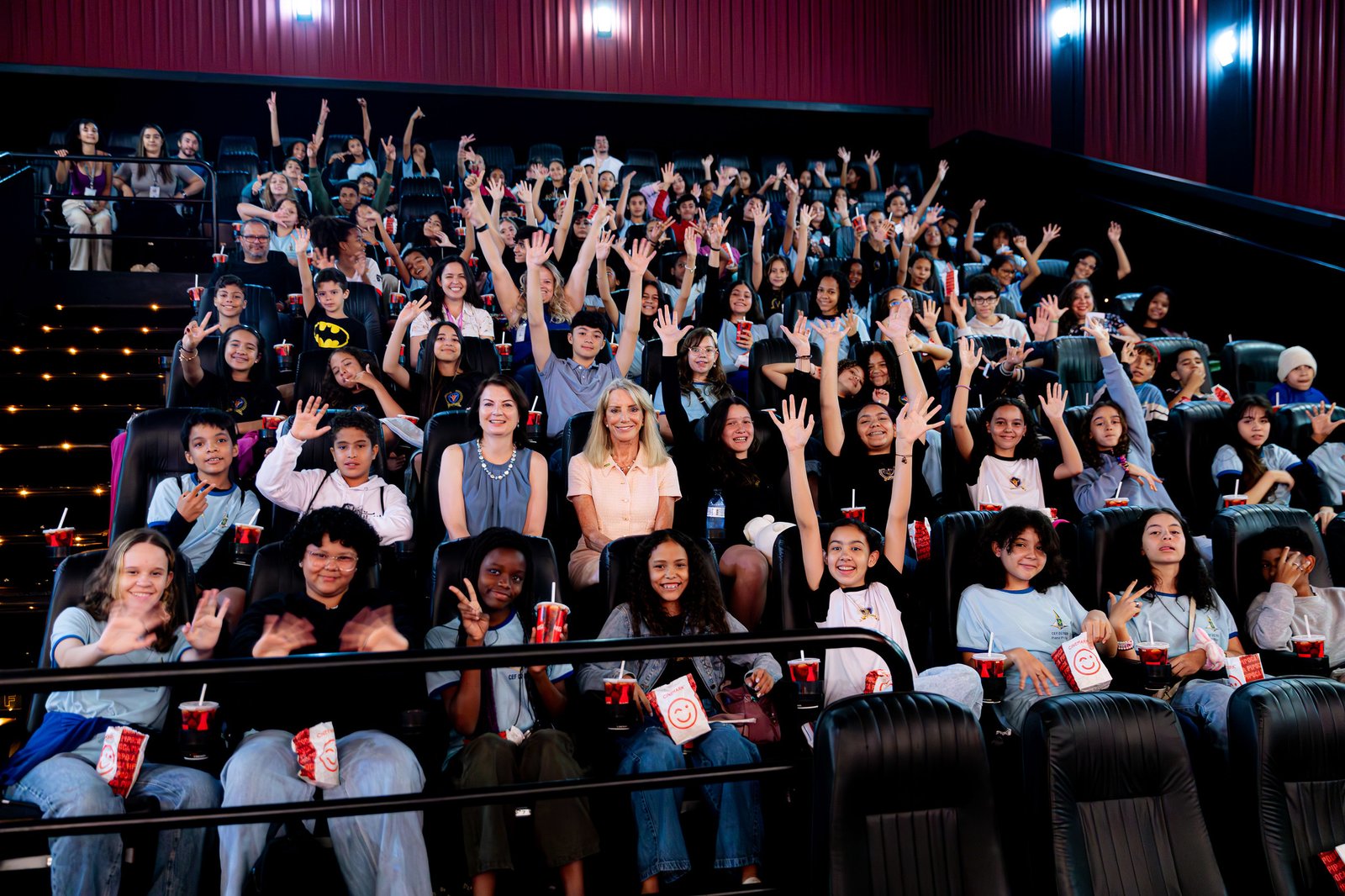 Estudantes do CIL 01 vivenciam experiência cultural ao ver filme em inglês no cinema